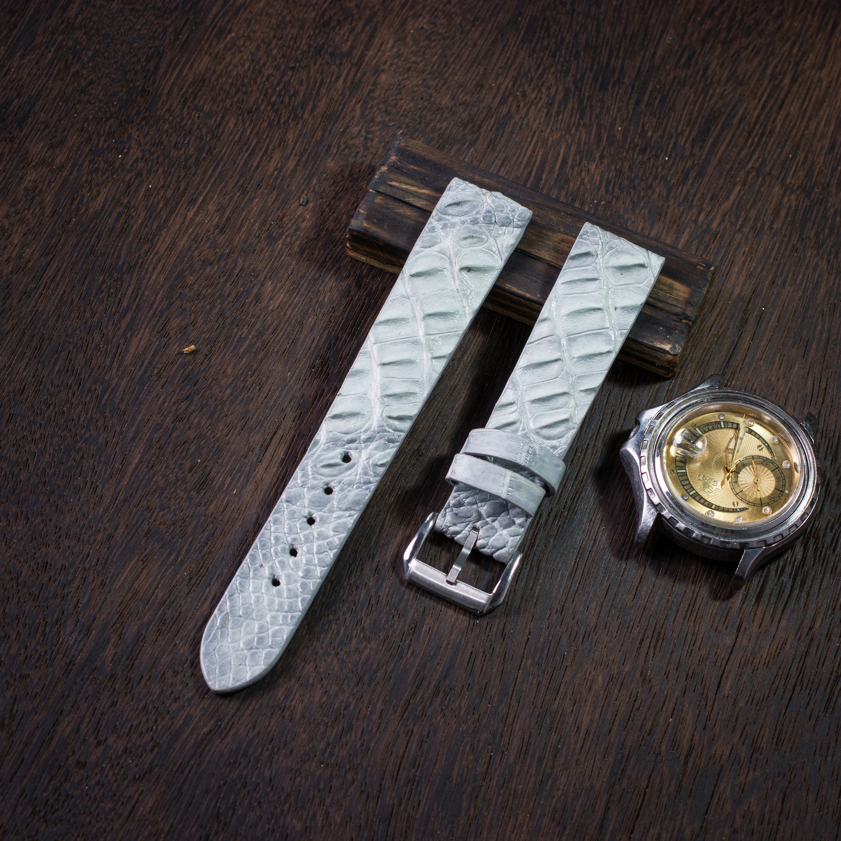 Ice White Patina Hornback Alligator Strap